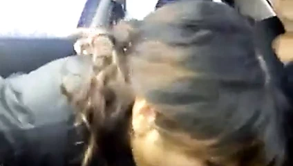 macho maduro es mamado en el auto