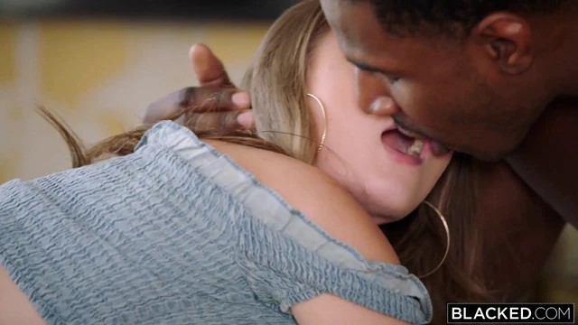 Очерненная она всегда хотела его большой черный член, но была слишком застенчива