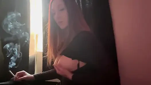 Sigara içen büyük göğüsler dildo oyunu