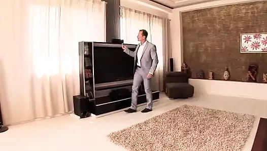 Fileli büyük memeli hizmetçi boşalana kadar amını siktiriyor