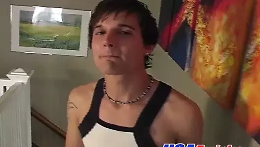 Sıcak ve sevimli twink wanks onun büyük şişman çük içinde the köşe