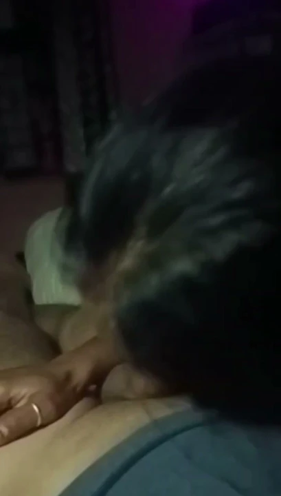 Hintli bir karı kocasının aletini nasıl emiyor