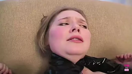 İki süper seksi lezbiyen arkadaş birbirlerinin büyük götlerini kırbaçlamanın tadını çıkarıyor