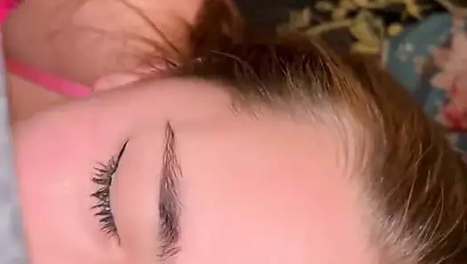 Ona merhametsizlikten çok sikişiyor, sert ve gırtlağına kadar alıyor.