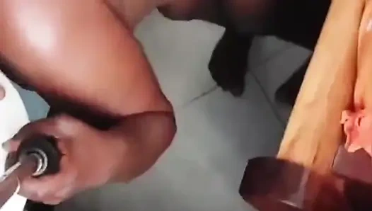 Büyük yumuşak götünü ekranda siktiğine emin olmak için selfie çubuğu tuttu