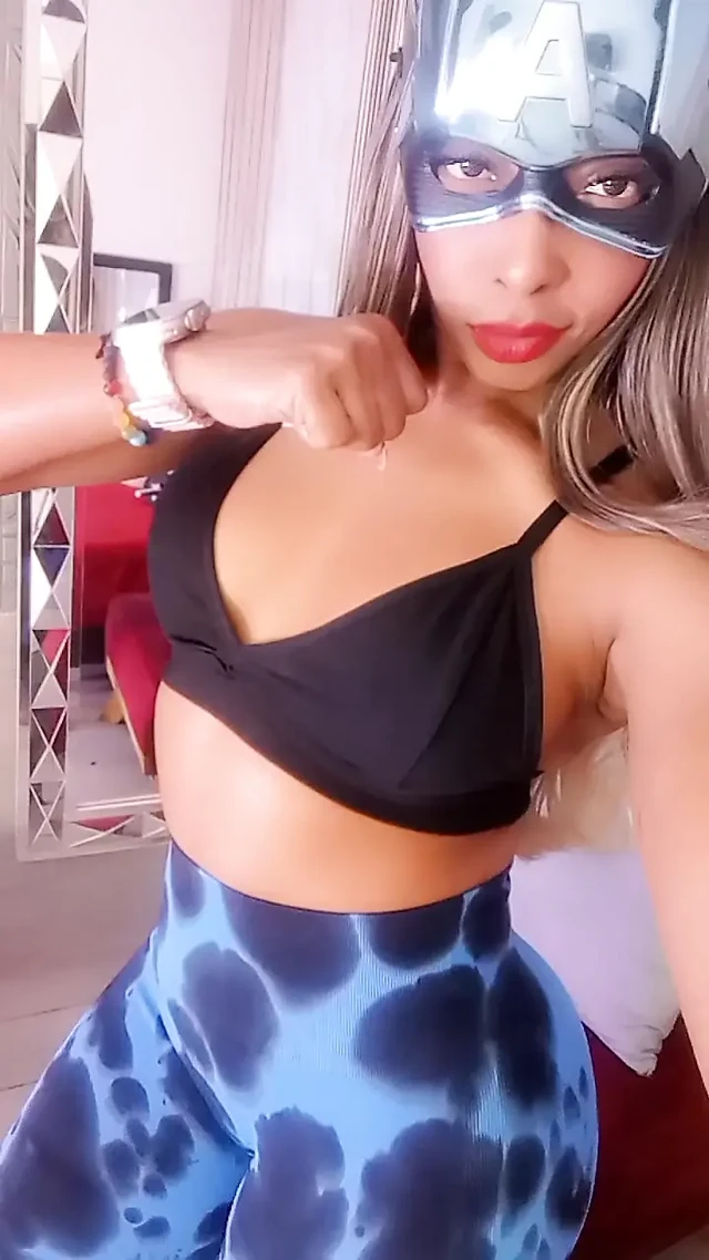 Сексуальный герой готов спасти тебя от твоего доминирования