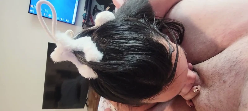 PAWG Sik Emiyor ve Sıcak Boşalma Olana Kadar El İşi Yapıyor