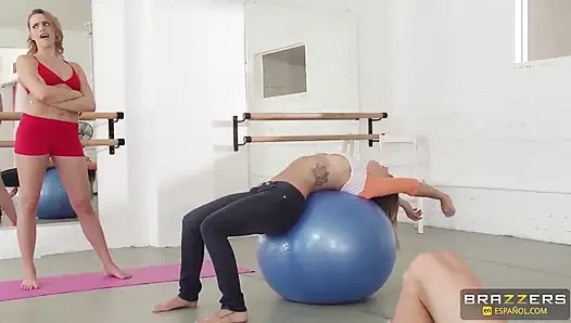 Brazzers - yoga seansında Johnny Sins için mücadele üçlü sekse dönüşüyor