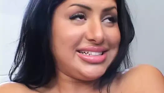 Mükemmel büyük memeli seksi beyaz kız ıslak amında bir horoz hissetmek için seviyor