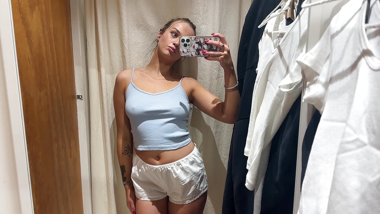 İngiliz minyon genç sarışınla seksi kostüm denemesi