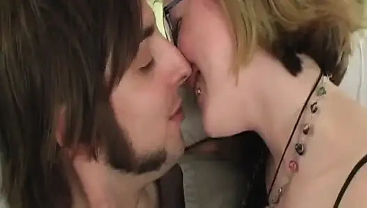 Baştan çıkarıcı esmer bebeğin vahşi ayak fetişi sikiş seansı