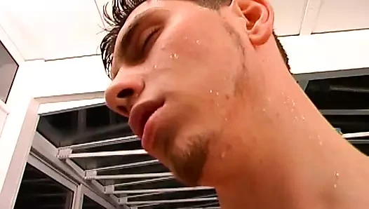 Muhteşem Alman bebek harika göğüslerinin her yerine sıcak döl seviyor