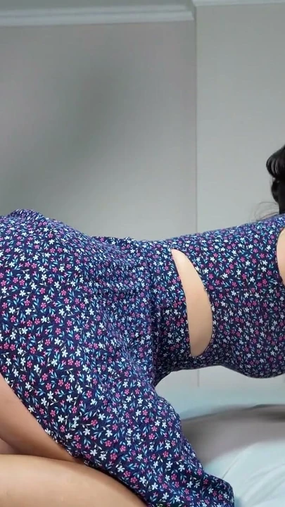 Üvey anne sanal gerçeklik gözlüğüyle mastürbasyon yapıyor ve beklenmedik bir şekilde üvey oğlundan bir yarak aldı | Klip 1