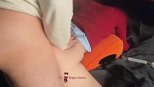 Üvey kız kardeşime kötü davranıştan dolayı şaplak atiyorum