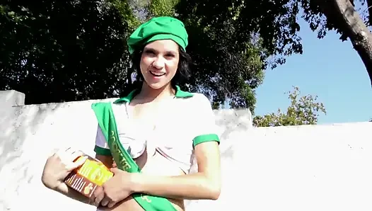 Seksi esmer Cadey Mercury sıkı amcığını gerdiriyor