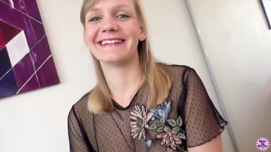 İlk kez sarışın kadının yüzüne boşalıyor