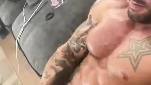 Kas baba boksörlerinde masturbasyon yapıyor sonra yükünü vuruyor