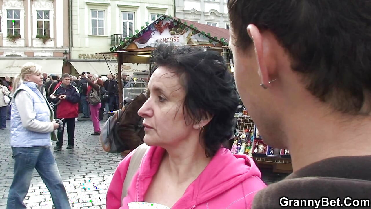Yaşlı turist nine sapık çocuk tarafından sikiliyor
