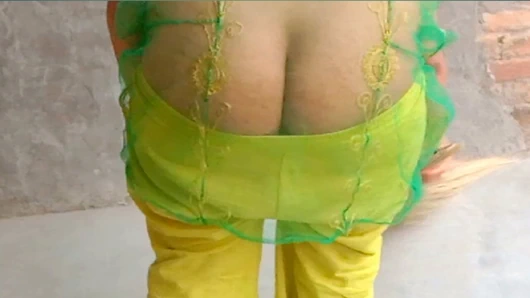 Ateşli üvey kız kardeş evi temizliyor seksi elbise