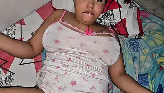 Bana çarşafların altında yarağını emmemi söylüyor, ama ne sürpriz, yarak, o kadar büyük değil. Amerika Birleşik Devletleri