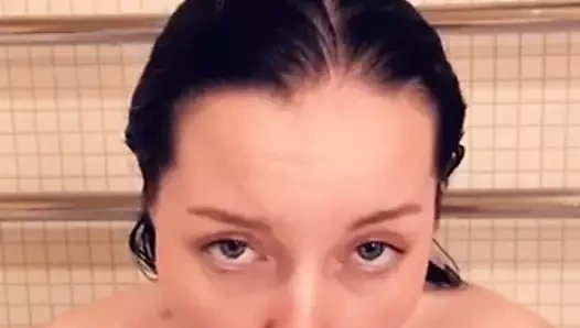 Banyo yaparken aniden azgın oldum bu yüzden bir yapay penis sürdüm