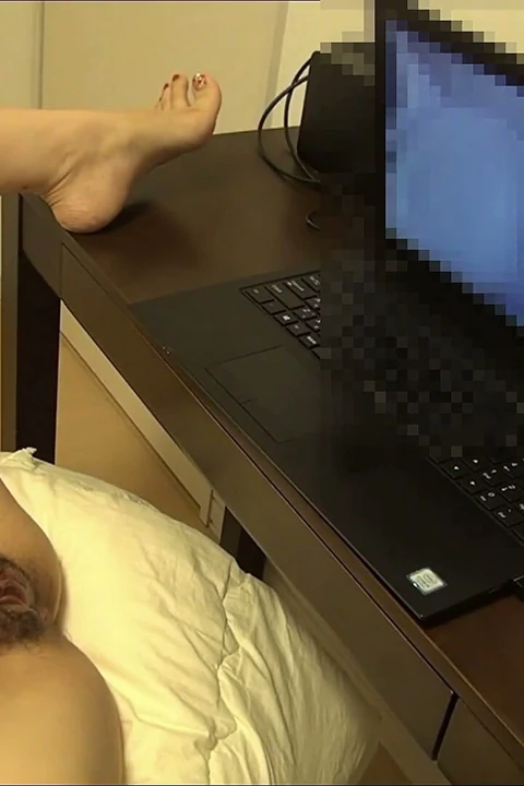 Lezbiyen videoları izlerken mastürbasyon