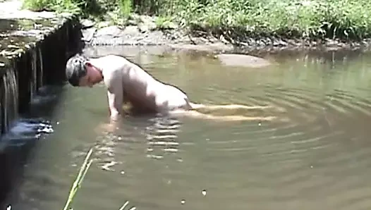 nehirde bir taş üzerinde çabalıyor ve cumming