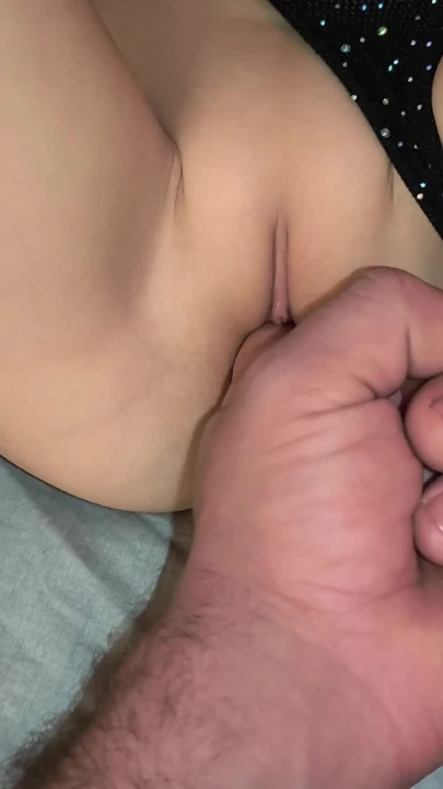 Seksi giyinmiş üvey kız kardeşini buluyorum ve sıkı amına mastürbasyon yapıyorum | Klip 1