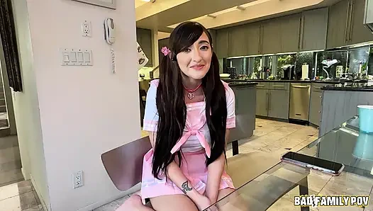 Badfamilypov - üvey kız Tifa Quinn üvey babasını yaramaz bir sürprizle karşılıyor