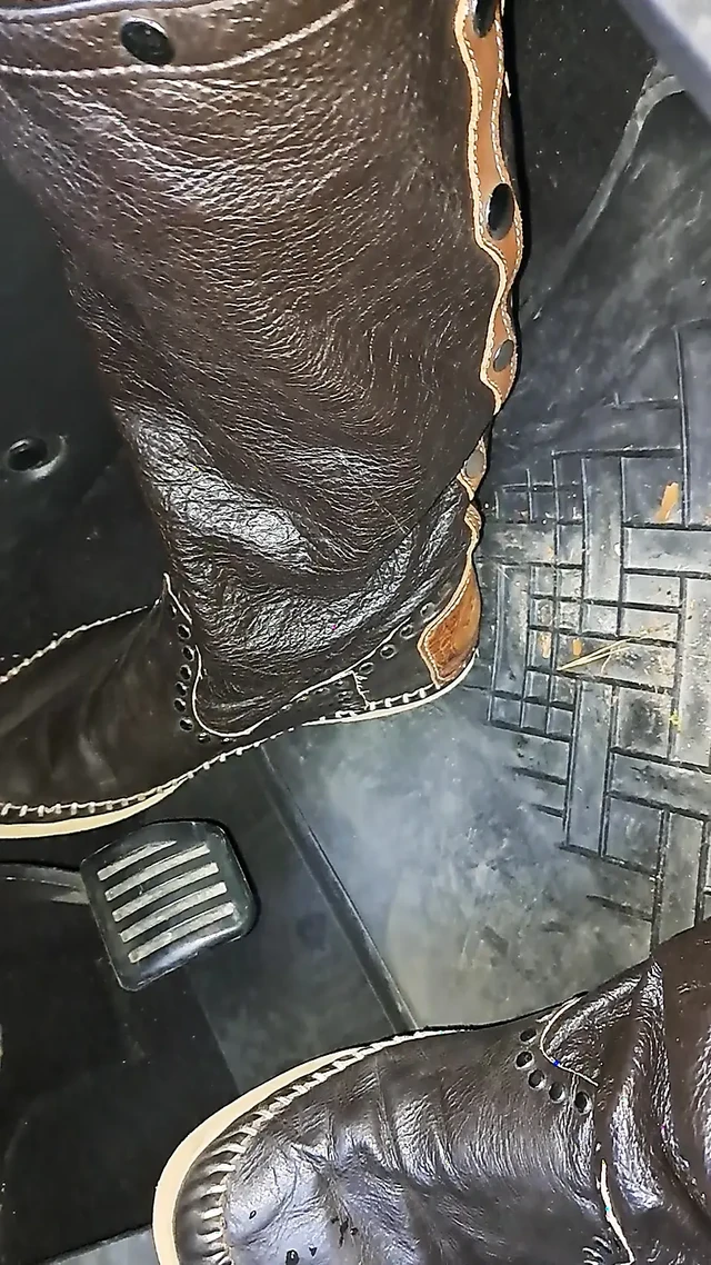 Мягкая кожа в плоских сапогах, накачка педали