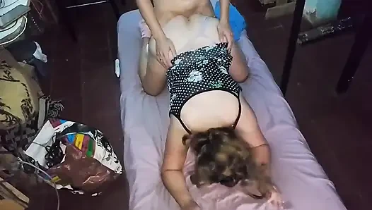 Medi çiçekli elbisesi ve mor tangalı