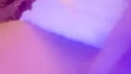 Pantremenh ston kanape me ton antra tis mesa