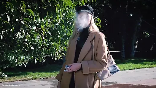 Beaty Rus kızla açık havada sigara içiyor 2