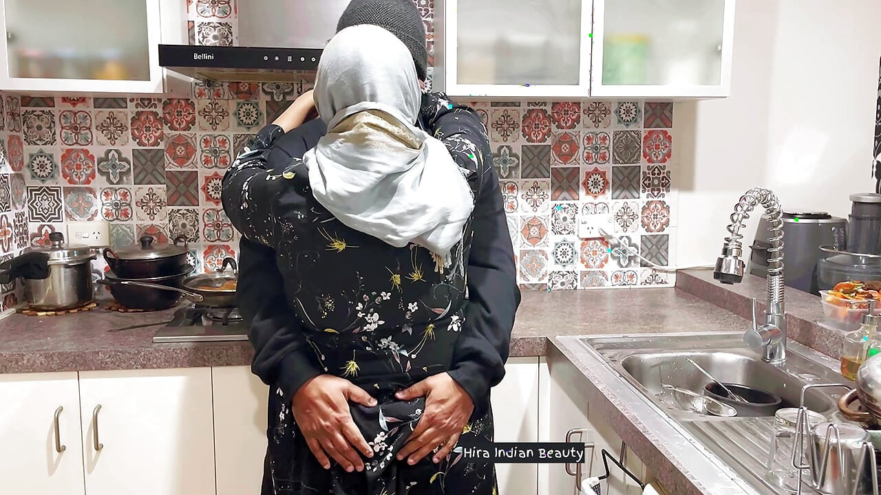 Tesettürlü orta yaşlı seksi kadının şehvetli dudak kilidi öpüşüyor ve sevişmeyi seviyor - amını parmaklıyor, göğüslere basıyor ve ateşli ön sevişmede götüne basıyor