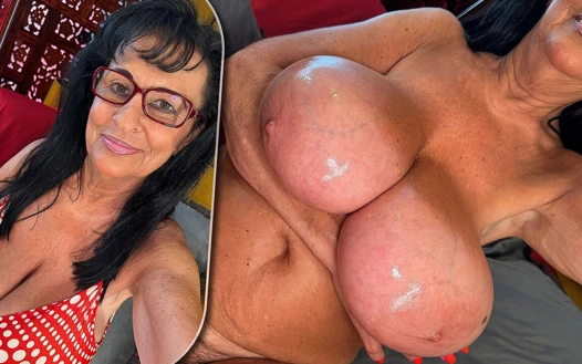 Sarkık mega memeli kıllı güzel olgun yağlanmış göğüslerine mastürbasyon yapmayı seviyor