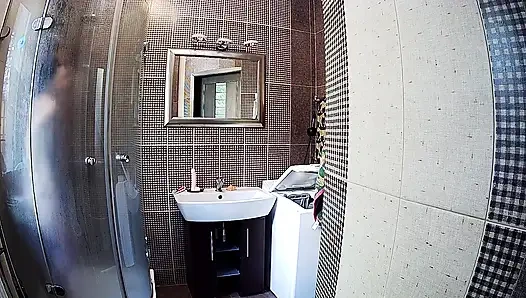 Ateşli minyon kız Stella duş alıyor