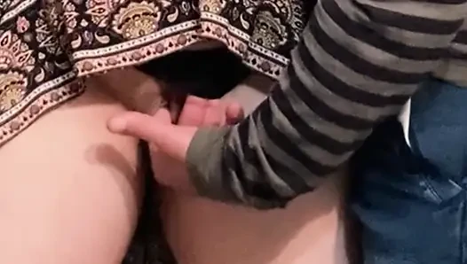 Yaşlı üvey baba amını parmaklıyor