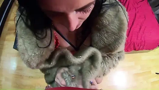 Patronlarım hediye ile kürk manto ve külotlu çorapla sakso fantezisi