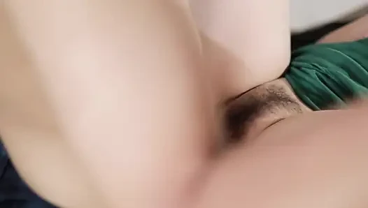 Etekli ve saten tank üstlü chindo kız çok seksi ve vücudunu kaygan hale getirtmek için yağ kullanarak sikiliyor