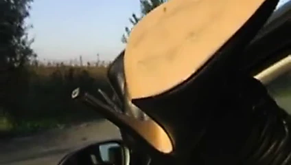 Siyah botlarda pedal pompalama