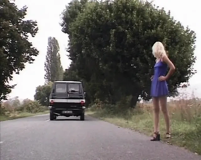 Daha fazlası için yalvarıyor ve yüzüne sokuyor