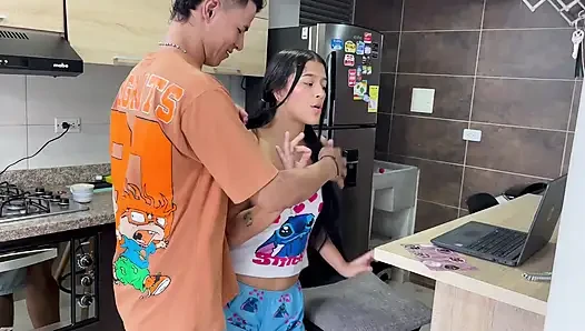 18 yaşındaki utangaç üvey kız kardeş üvey erkek kardeşini uyandırıyor ve ona güzel bir sakso çekiyor ve intikam almasına izin veriyor