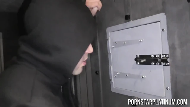 PORNSTARPLATINUM. Minyon maskeli Maya domine ediliyor ve sikiliyor
