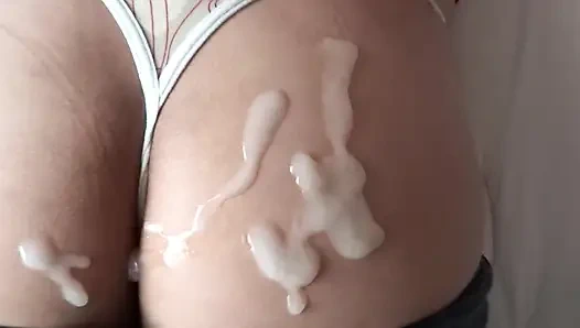 Azgın üvey oğlum büyük götüme bakmakta direnemiyor ve üstüne boşalıyor.