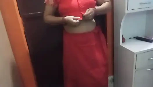 Красивая бхабхи носит красивую сари.