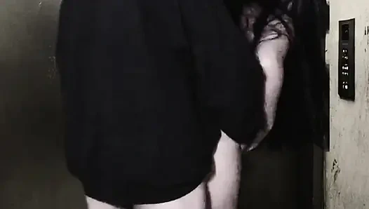 Vay canına! Etekli ve file çoraplı kız sikişiyor ve asansörde dölleniyor!
