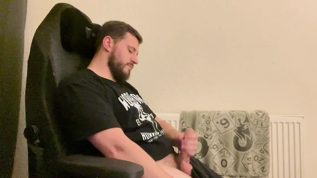 Tıknaz yarağımla oynuyorum