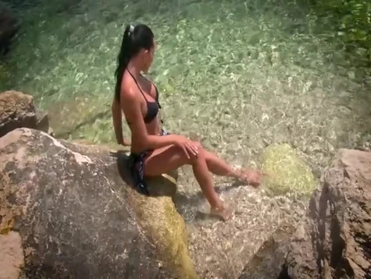 843 ema siyah çıplak okyanus manzarasına bakıyor