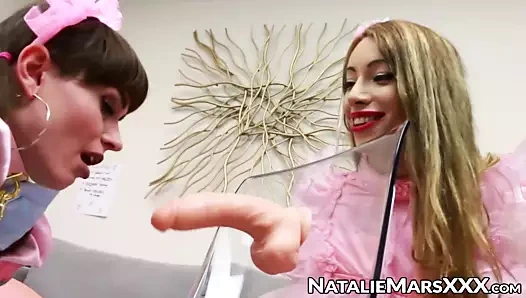 Korkak tranny natalie mars oynuyor ile şehvetli sarışın