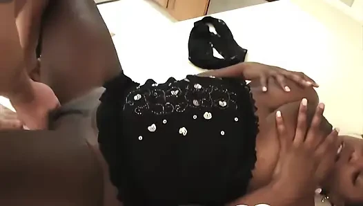 Büyük memeli zenci bebek mutfakta beyaz yarağı emiyor ve sikiyor